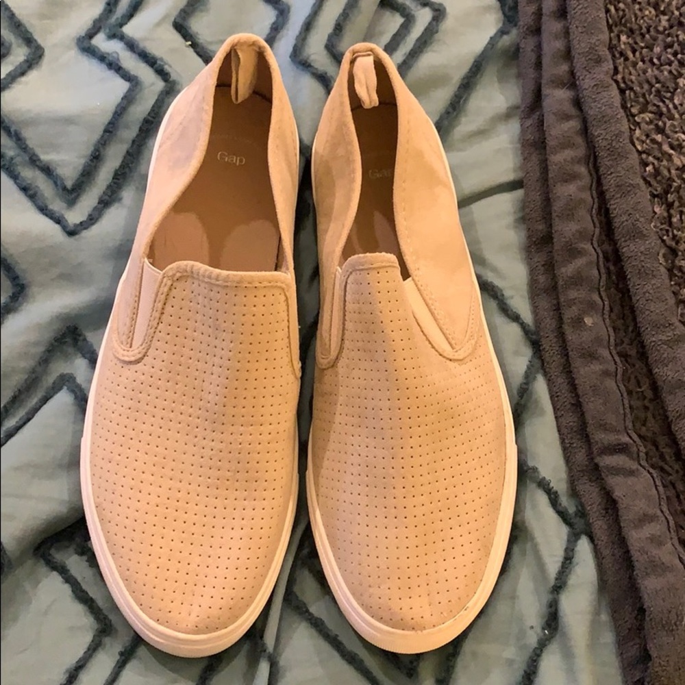 NWOT gap suede sneakers